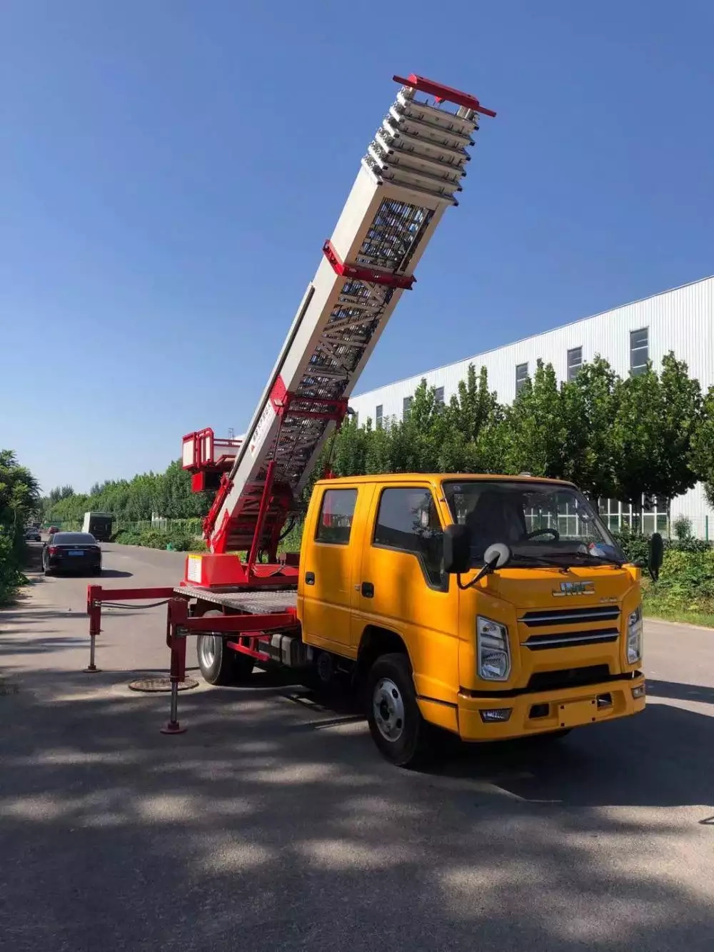 九寨沟附近的云梯车出租服务：轻松解决高空作业需求