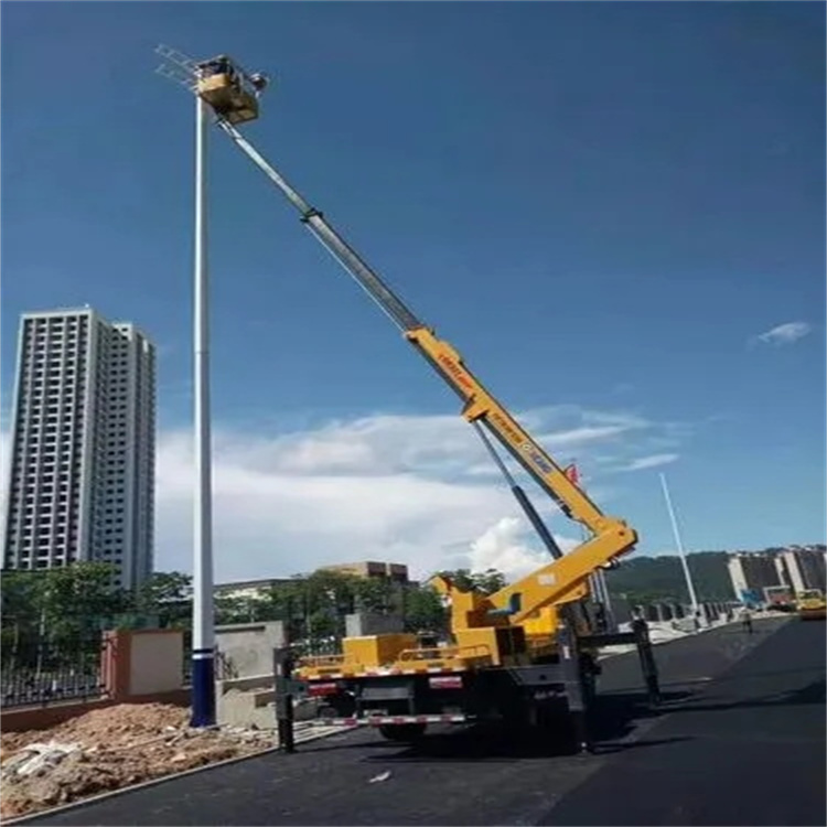 九寨沟维修路灯的曲臂升降车出租